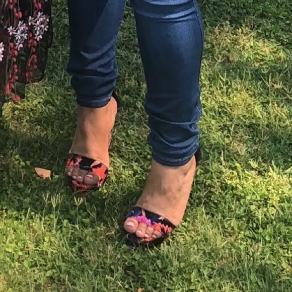 COPY - Multicolor heels with gold on inside of heel - Picture 4 of 5